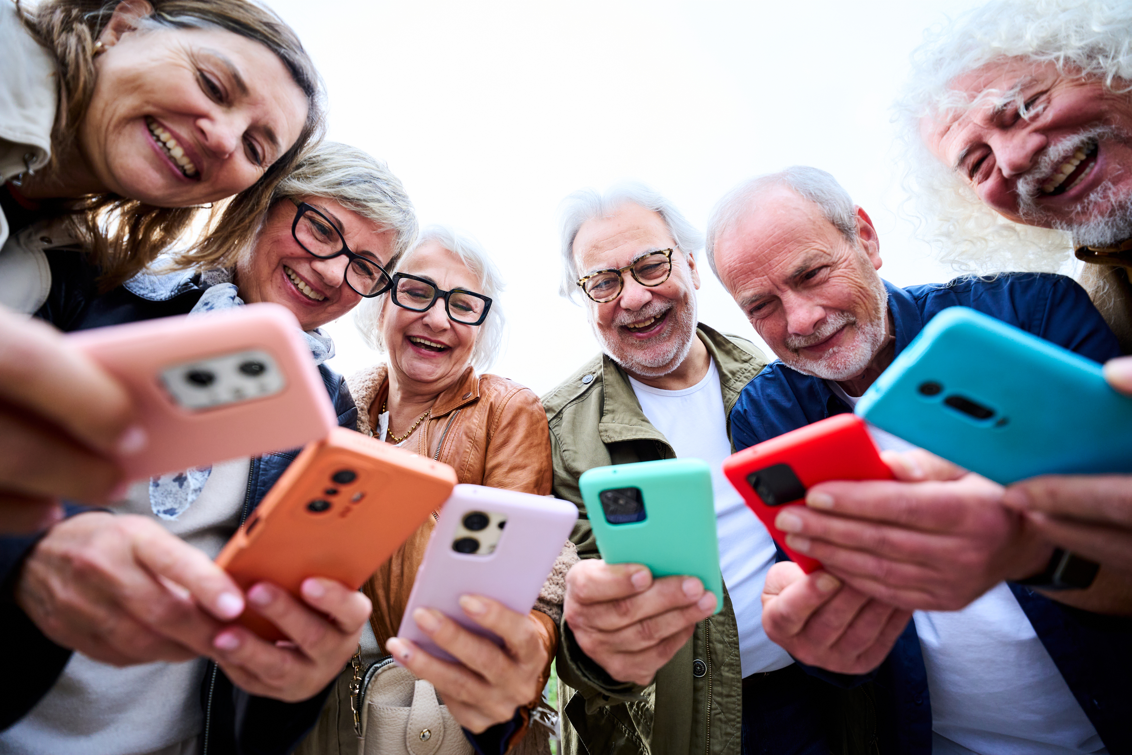 SEniorzy korzystajacy ze smartfonów
